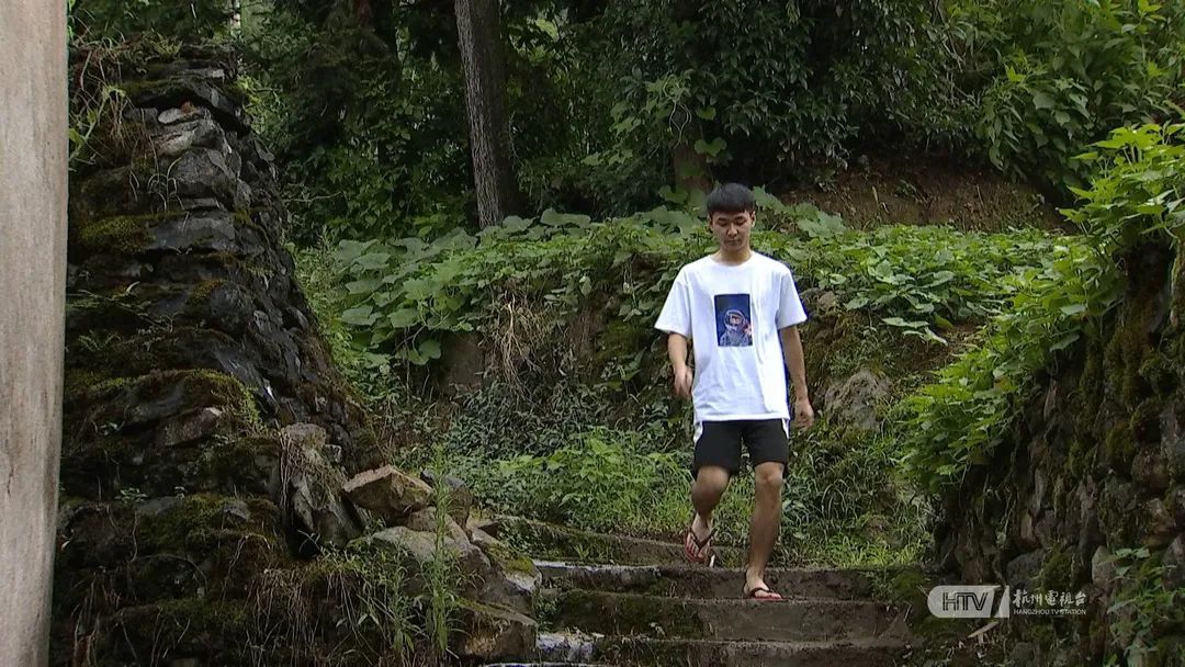 DƬ